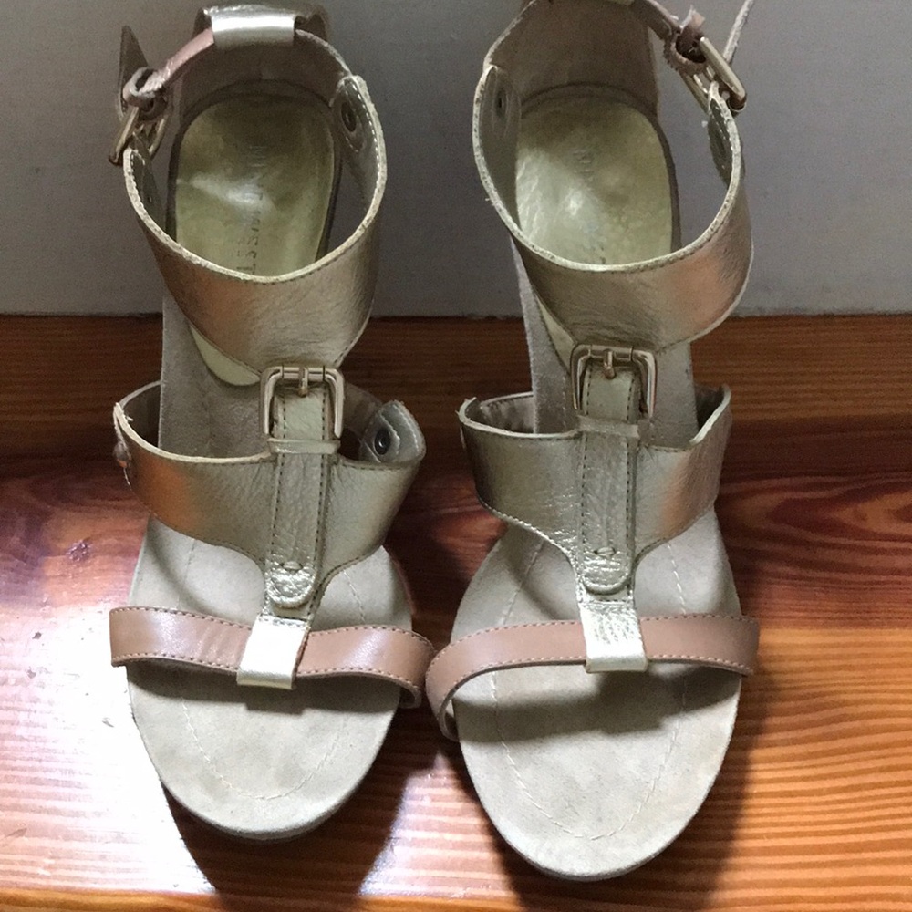 Nine wear gold heels snookso size 7.5